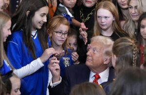 La NCAA limita los deportes femeninos a las atletas femeninas al nacer al nacer