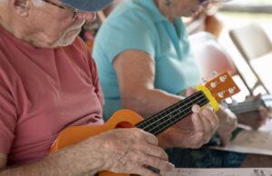 Día mundial del ukelele en Bonita Springs dibuja multitudes de amantes de la música
