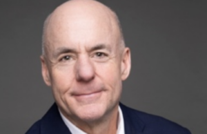 El ex ejecutivo de ABC News, Tom Cibrowski, aprovechó como presidente de CBS News