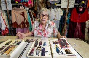 Amado propietario de una de las últimas tiendas de disfraces de Hollywood muere a 90