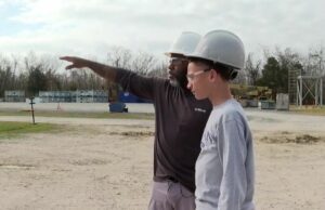 Los estudiantes de la Academia VC salen del aula para la experiencia del mundo real