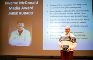 El editor Pioneer Sports Jared Rubado recibe el premio 2025 Kwame McDonald Media