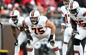 Joel Bitonio todavía decidiendo si jugará en 2025