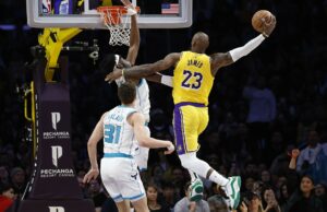 Mira a LeBron James retrocede el reloj con Monster Dunk