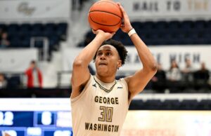 Castro anota 20 cuando George Washington vence a Davidson 74-67