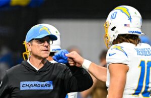 Jim Harbaugh: No hay duda en mi mente que Justin Herbert es uno de los mejores QB de la historia