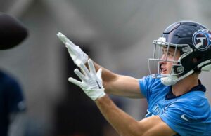 Raiders firma WR Kyle Phillips