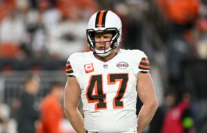Lanzamiento de Browns LS Charley Hughlett