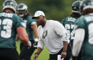 Eagles trae de vuelta al entrenador asistente Greg Austin