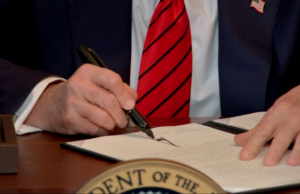 Trump firma la orden ejecutiva para prohibir a los atletas transgénero de los deportes femeninos