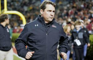 10 ex entrenadores en jefe en roles de analistas fuera del campo, destacados por Will Muschamp de Georgia, Ole Miss 'Joe Judge