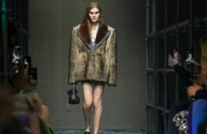 Prada reconstruye la feminidad comenzando con el pequeño vestido negro apto para un “momento negro” global