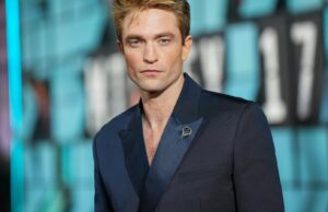 Robert Pattinson le recuerda al público que los acentos son una firma de sus actuaciones en 'Mickey 17'