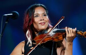 Rhiannon Giddens cantante-musicílogo llama al espectáculo del Centro Kennedy, citando a Trump Takeover