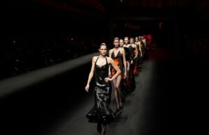 Roberto Cavalli enciende la pasarela de Milán con creaciones ardientes inspiradas en la antigua Pompeya