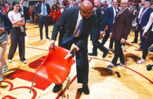 Mike Woodson dice que se sentó en la silla arrojada de Bob Knight en el molesto de Indiana por Purdue