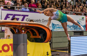 Oksana Chusovitina, de 49 años, toma el bronce a cambio de la competencia, media décima parte del oro