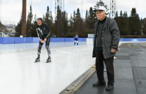 A los 95 años, él es el Speedskater más antiguo del mundo. Está disparando por 100.