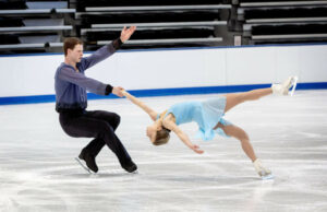 Los patinadores de figuras con sede en Boston se preparan para el escenario mundial mientras su comunidad lidia con la tragedia