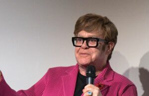 La salud de Sir Elton John problemas en su totalidad mientras lucha por firmar autógrafos para los fanáticos