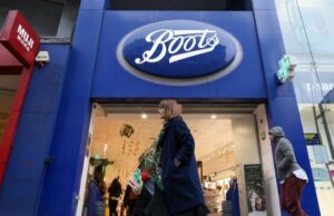 Los actores de Lip Tint Hollywood usan porque 'nunca se desvanece' en botas