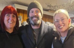 Hollywood Star deja a los propietarios de Café de la aldea mordida después de una aparición inesperada