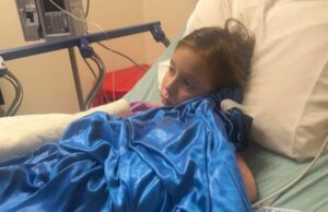 Niña, de 5 años, paralizada temporalmente de la cintura hacia abajo después de que mamá mueva un síntoma de gripe extraño