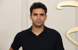 La vida de Sean Teale fuera de la pantalla, desde antecedentes familiares 'sorprendentes' hasta el papel en el show británico de culto