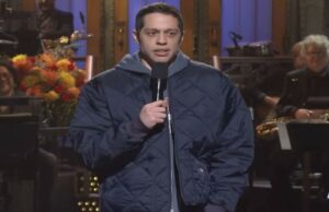 Pete Davidson presenta un nuevo romance con Elsie Hewitt en línea en un acogedor clip de bata de baño; VER