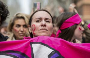 Las personas marchan en ciudades de todo el mundo en el Día Internacional de la Mujer