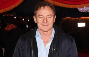 La estrella de Lotus White, Jason Isaacs, recibe una respuesta de la Universidad de Duke por controversia de camisetas; Aclara el uso 'sin permiso'