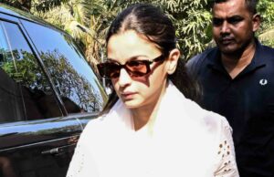 Alia, Ranbir en el funeral del padre de Ayan, Deb Mukherjee,