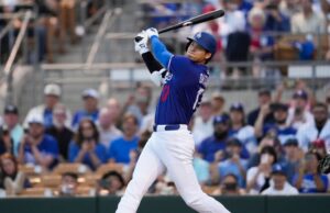 Dodgers 'Shohei Ohtani golpea en solitario a jonrón en el primer turno de primavera al bate