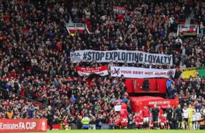 Los fanáticos de Man United instaron a usar negro como símbolo del club 'morir'