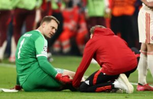Manuel Neuer sufre lesiones mientras celebra el gol de Bayern Munich