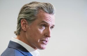 El demócrata Gavin Newsom dice que los atletas trans no deberían estar permitidos en los deportes femeninos, en alza con muchos conservadores