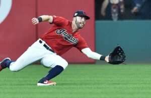 El externador Tyler Naquin firma con Guardianes como lanzador