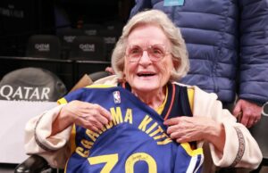 Stephen Curry se encuentra con la abuela Kitty antes de los Warriors-Nets