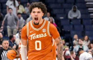 Texas, luchando por la oferta del torneo de la NCAA, vence a Texas A&M en 2OT