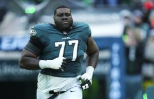 Mekhi Becton firma con los Chargers