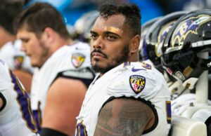Ronnie Stanley dice que estaba feliz de darle a los Ravens “negociar” al trato