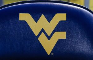 El gobernador de Virginia Occidental arremete un torneo de la NCAA.
