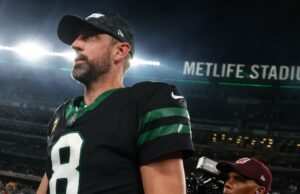 El agente libre QB Aaron Rodgers visita con Steelers, dicen las fuentes