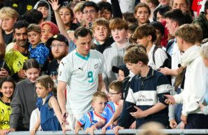 Chris Wood de Nottingham Forest cargado para firmar autógrafos en el partido