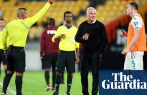Autógrafos y un flashmob: solo otro día en el fútbol mundial | Fútbol americano