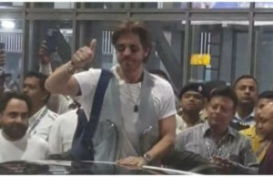 Shah Rukh Khan Sparks Frenzy en el aeropuerto de Kolkata; Besos besos a los fanáticos gritando 'te amo king saab' – mira |