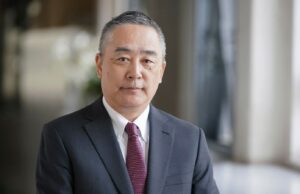 Akihiko Okamoto en la misión de Yoshimoto Kogyo de hacer reír al mundo
