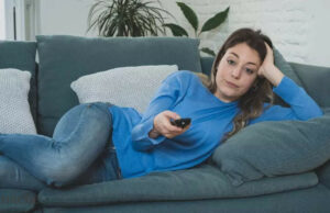 ¿Qué es un 'estilo de vida sedentario'? El cardiólogo advierte que estar demasiado sentado puede ser tan perjudicial como fumar