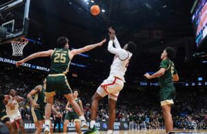 El timbre de Derik Queen lleva a Maryland a Sweet 16