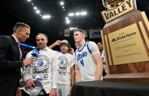 Fuentes: Iowa contratará a Ben McCollum de Drake como entrenador en jefe